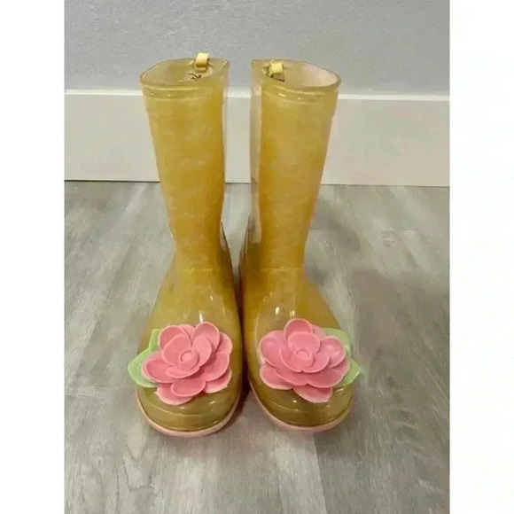 butter Disney Store Belle Rain Boots yellow Shoes Girls Size 1 with water bottle - Picture 3 of 8
